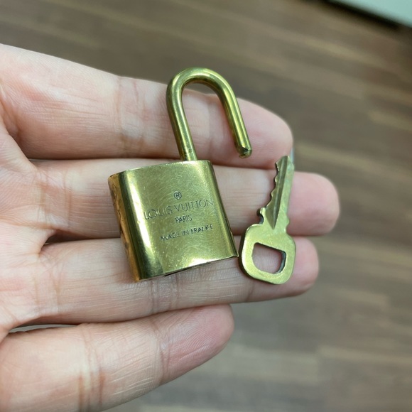 🔐 Authentic Louis Vuitton lock and key - Picture 9 of 11